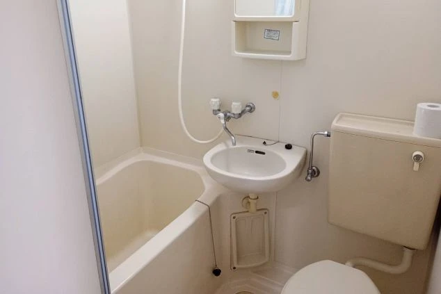 寮のバスルーム。バスタブとシャワー、トイレ、洗面台が一体となったユニットバス。