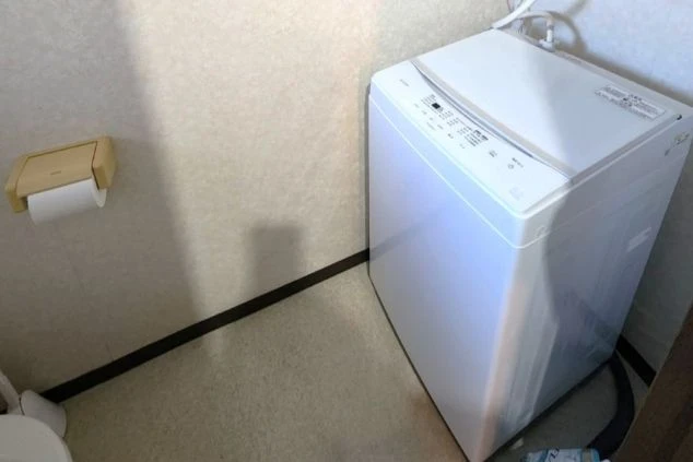 寮の室内に設置された洗濯機。仕事終わりにすぐに洗濯できるので便利。