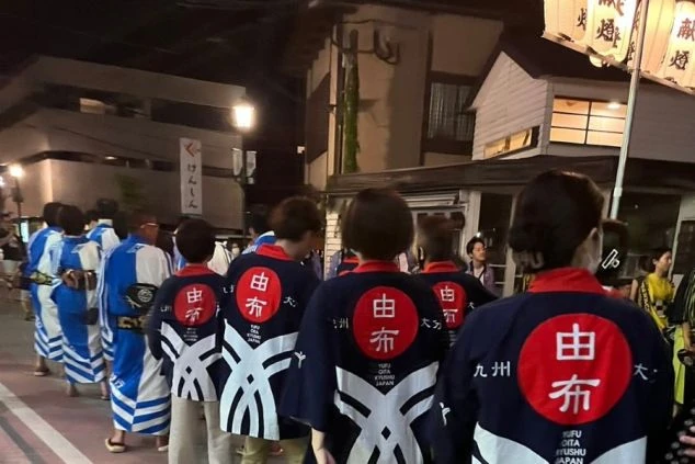 浴衣を着てお祭りを楽しむ人々。仕事だけでなく、地域のお祭りやイベントに参加する楽しみもある。