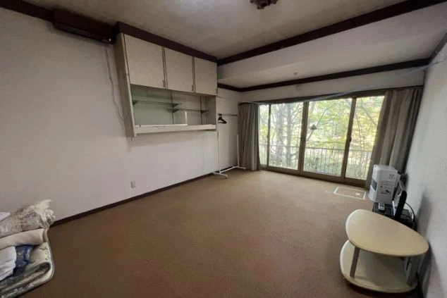 リゾートバイト女性寮の個室（和室）の画像。畳敷きで落ち着いた雰囲気の部屋で、プライベートな時間を快適に過ごせる。