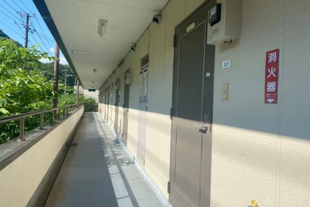 鬼怒川温泉でリゾートバイトするスタッフが住む寮の廊下の画像。