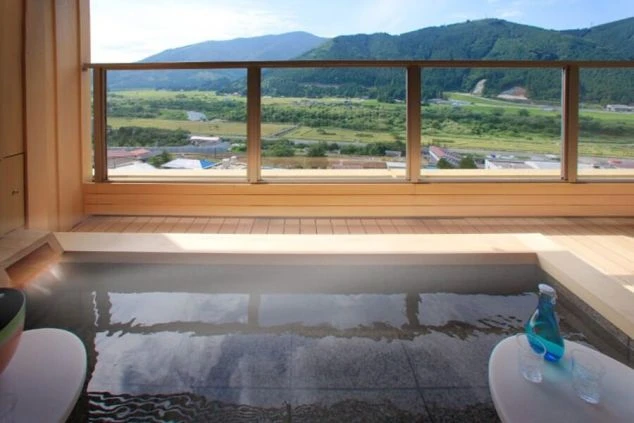 広い山々が見渡せる客室露天風呂。湯船に浸かりながら景色を楽しめるイメージ画像。リゾートバイトの休日を満喫。