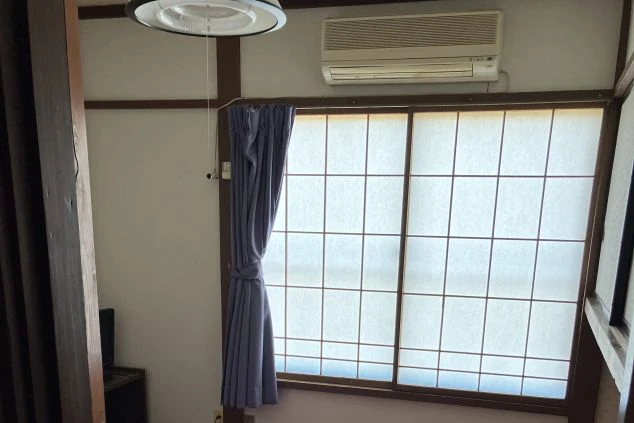 リゾートバイトの寮の部屋の中を撮影した画像。部屋にはテレビと座卓が置かれており、落ち着いた雰囲気の部屋であることがわかる。リゾートバイトの寮の部屋の画像。