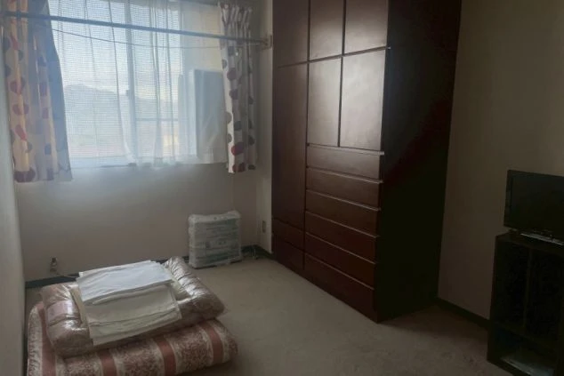 従業員用個室寮。大きな収納棚やエアコン、ヒーターが完備された、プライバシー重視の住み込み環境。