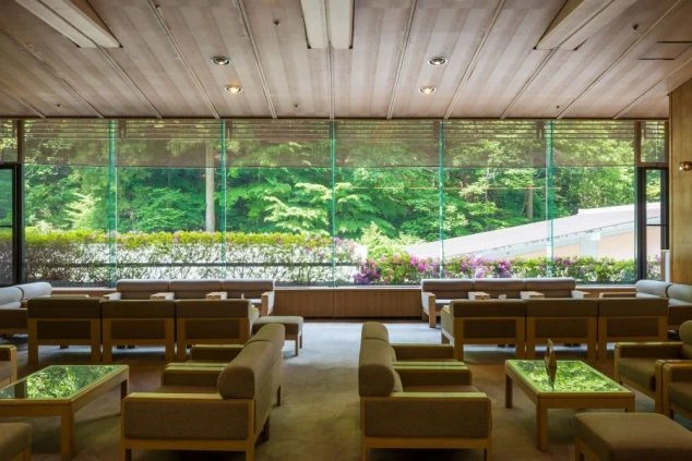 大きな窓から眩い新緑が一望できる、畳敷きのモダンなロビーラウンジ。落ち着いた和の空間で、上質なおもてなしを学べる環境です。