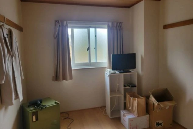 岐阜県の高原エリアでリゾートバイトする人が住み込む女子寮の個室内に、TVが設置され日当たりのいい部屋の様子のワクトリスタッフが撮影したオリジナル画像