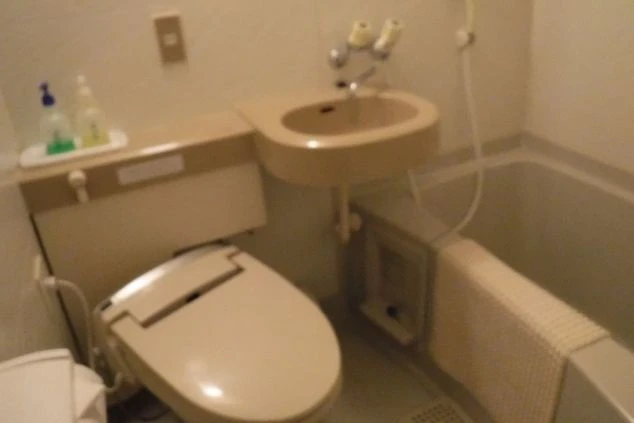 リゾートバイトの寮の個室に備え付けのユニットバス。トイレ、洗面、お風呂が一体型で、プライベートな空間で利用できます。