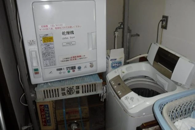 リゾートバイトの寮の共用ランドリースペース。洗濯機と有料の衣類乾燥機があり、雨の日や冬でも洗濯物を乾かせます。