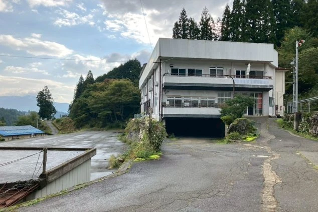 男性寮の外観写真。