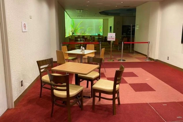 リゾートバイトの寮にある共同談話室。仲間と食事をしたり、休憩したりできる広々としたスペース。