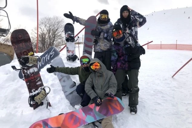 スキー場でポーズするワクトリスタッフのオリジナル画像。