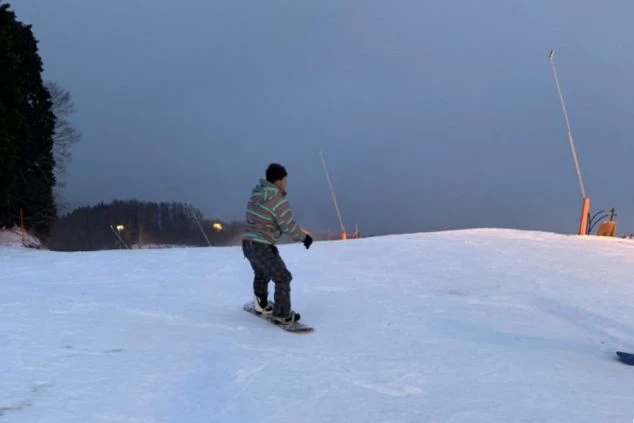 岐阜県にあるスキー場でスノボを楽しむワクトリスタッフの画像。