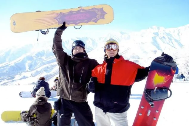 リゾートバイトの勤務先となるホテルのフロント。清潔感のある落ち着いた空間で、お客様に質の高いサービスを提供。