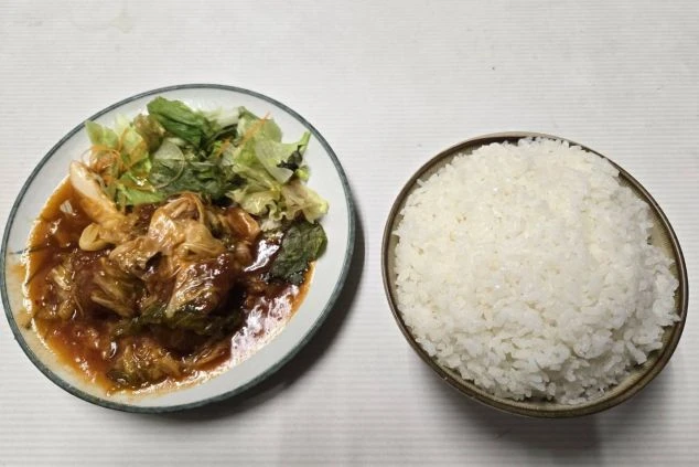 おかずと大盛りご飯のリゾートバイト先の賄い画像。