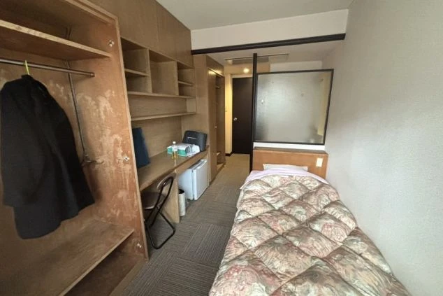 群馬県草津温泉のホテルでリゾートバイトするスタッフが住む寮の個室内の画像。