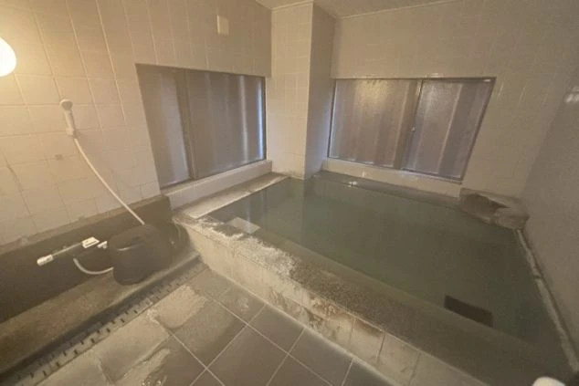 群馬県草津温泉のホテルでリゾートバイトするスタッフが住む寮の共用部の大浴場の画像。