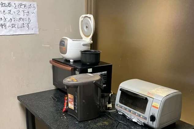 群馬県草津温泉のホテルでリゾートバイトするスタッフが住む寮の共用部の電子レンジやトースターなどの設備の画像。