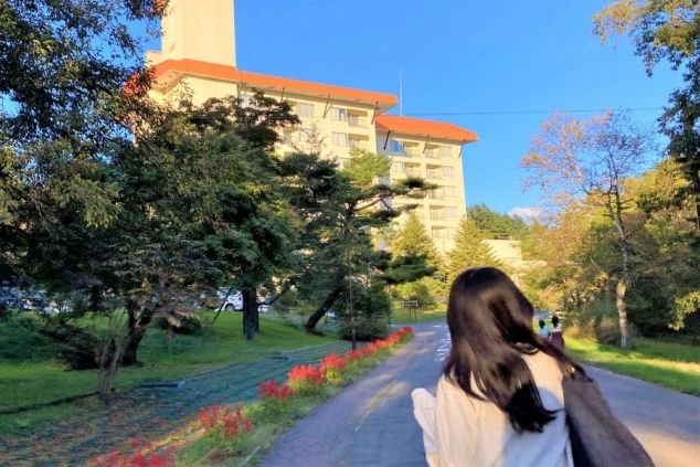 ワクトリの社員が撮影した、群馬県草津温泉のホテルに向かって歩く女性の画像。