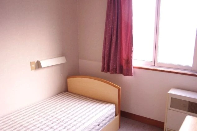 リゾートバイトの寮に完備された個室。ベッドと窓、暖房器具が備え付けられ、シンプルながらも快適な生活を送れる。