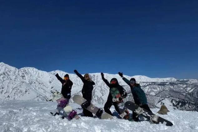 リゾートバイト仲間と岐阜県奥美濃のスキー場で楽しむ様子。