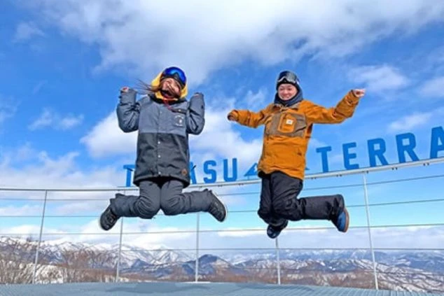 山頂にある絶景スポット「TAKASU TERRACE」。リゾートバイトの仲間と、雄大な山々をバックにジャンプして記念撮影をしています。
