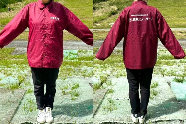 着用するスタッフジャケット。背中には大きくロゴが入っています。