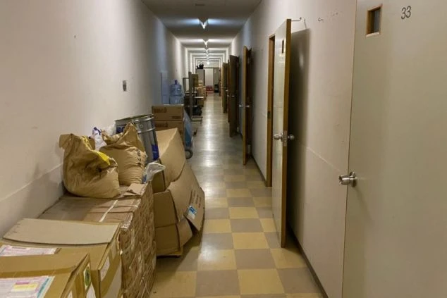 リゾートバイトの寮の相部屋。一人一部屋ではありませんが、カーテンや壁で仕切られており、個人の空間が保たれています。