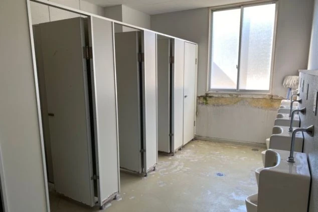 リゾートバイトの寮にある、清潔な共用ランドリー。洗濯機と乾燥機が複数台完備されており、いつでも洗濯が可能です。