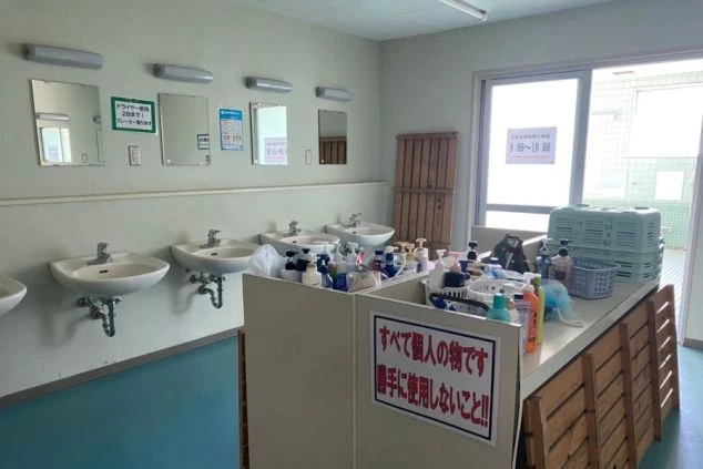 リゾートバイトの寮に完備された、広々とした共同浴場。大きな湯船で、仕事の疲れを仲間と一緒に癒やすことができます。