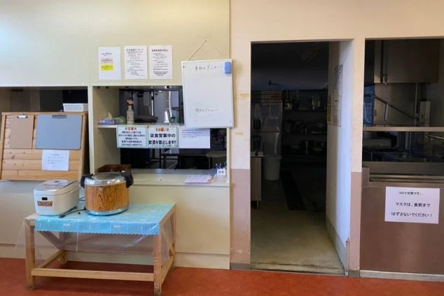 リゾートバイトの従業員食堂。営業時間外は、椅子がテーブルの上に上げられ、きれいに清掃されています。