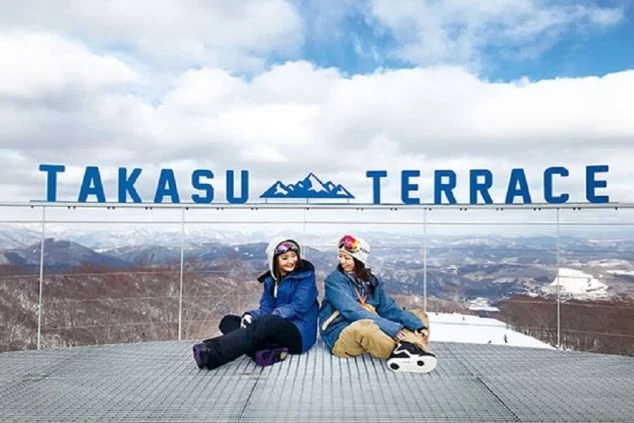 絶景スポット「TAKASU TERRACE」で、休憩する女性二人。リゾートバイトの休日は、仲間と一緒に最高の景色を楽しめます。