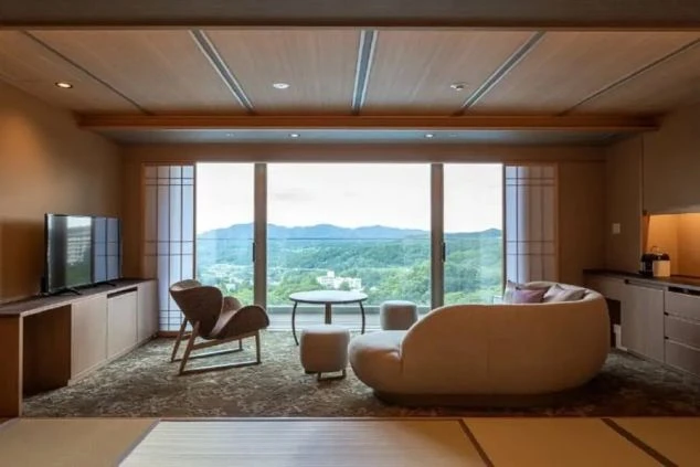 山間の温泉地にあるホテルの広々とした客室。リゾートバイトで働きながら、休日は美しい景色に癒されてリフレッシュ。