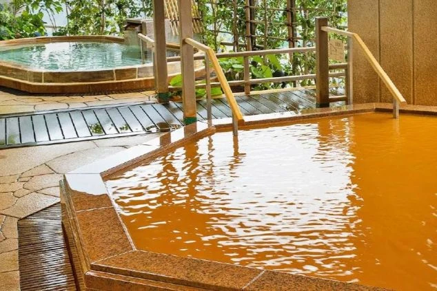 リゾートバイトの勤務先にある温泉施設の大浴場。金泉と銀泉（または異なる種類の湯）がある。