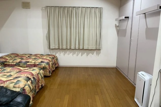 リゾートバイトのコテージタイプの個室寮の寝室の画像