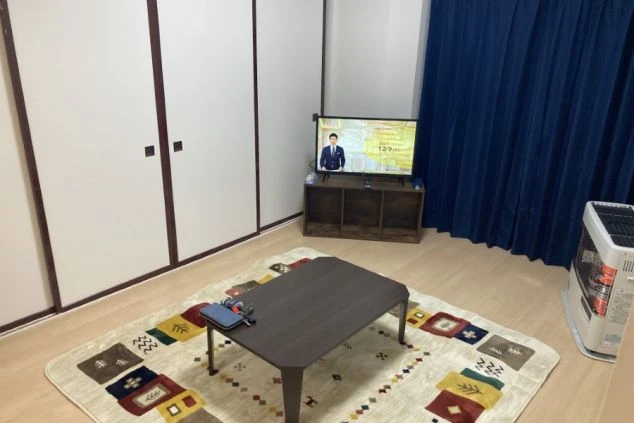 北海道芦別温泉のホテルでリゾートバイトをするスタッフが住む寮の画像。テレビやローテーブル完備。