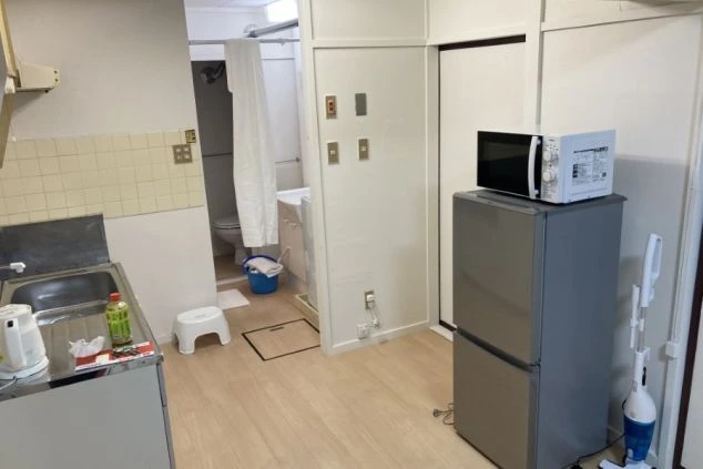 北海道芦別温泉のホテルでリゾートバイトをするスタッフが住む寮のキッチンの画像。冷蔵庫や電子レンジ完備。
