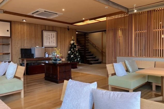 竹素材の壁面とクリスマスツリーが彩る、和洋が調和したホテルのロビーラウンジの画像。