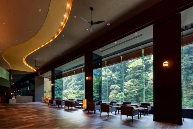 熊本県の草千里ヶ浜の画像。広大な草原に馬がいる。