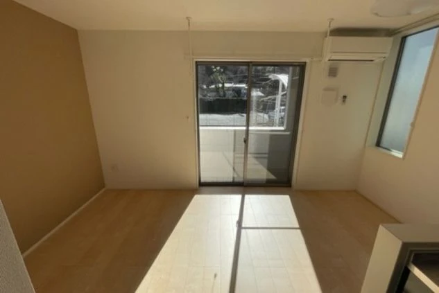 広々として日当たりの良いリゾートバイトの個室寮の画像。家具家電付き、ワンルームマンションタイプの居室。