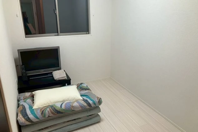 広々として日当たりの良いリゾートバイトの個室寮の画像。家具家電付き、ワンルームマンションタイプの居室。