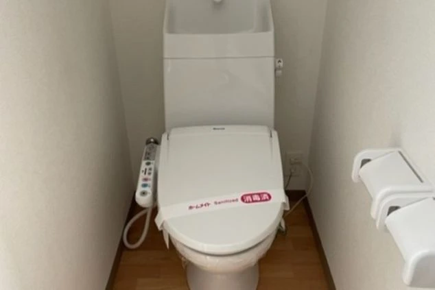 寮に完備されたシャワートイレ（温水洗浄便座）の画像。消毒済みで清潔なリゾートバイトの設備。