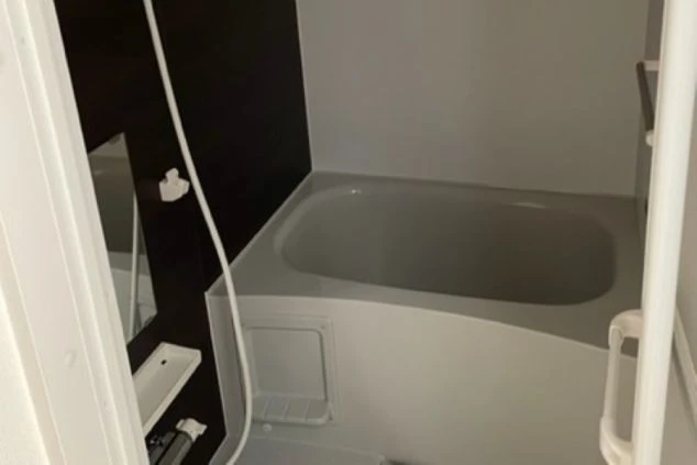 清潔感のあるリゾートバイトの寮の浴室の画像。バスタブ付きで疲れを癒せる浴室設備。