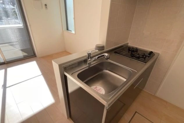リゾートバイトの寮に備え付けられたミニキッチンの画像。ガスコンロ付きで自炊可能な設備。