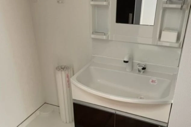 リゾートバイトの寮の独立洗面台の画像。広い鏡付きで身だしなみを整えやすい。