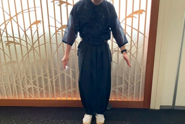 リゾートバイトの旅館・ホテルで着用する男性用の制服画像。黒を基調とした作務衣風のユニフォーム。