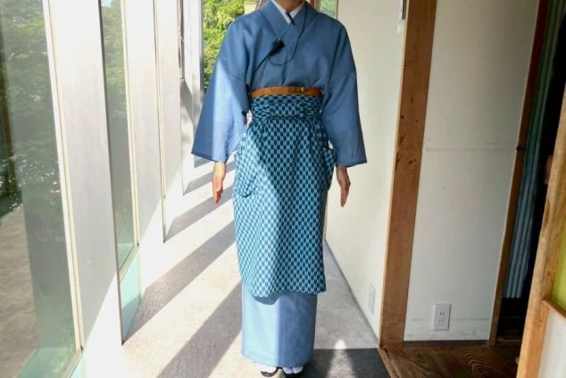 温泉旅館の仲居リゾートバイトの制服画像。水色ベースで落ち着いた雰囲気の着物と帯。