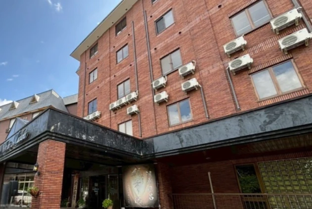 レンガ調の施設外観。北信州の豊かな自然の中で募集中のリゾートバイト求人。