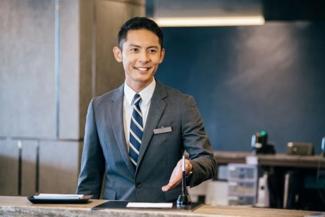 フロント職種のイメージ。語学や接客経験を活かして働けるリゾートバイト求人。