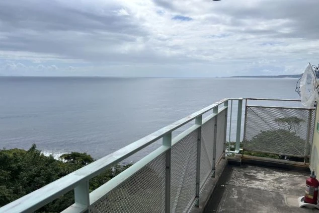 リゾートバイトの寮から見える、広大な海の景色。仕事の疲れを癒し、非日常の風景に心身ともにリフレッシュ。