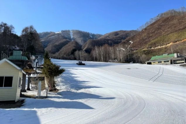 早朝の誰もいないゲレンデを、圧雪車が整備する様子。最高のコンディションで滑れるのも、スキー場リゾートバイトの魅力です。